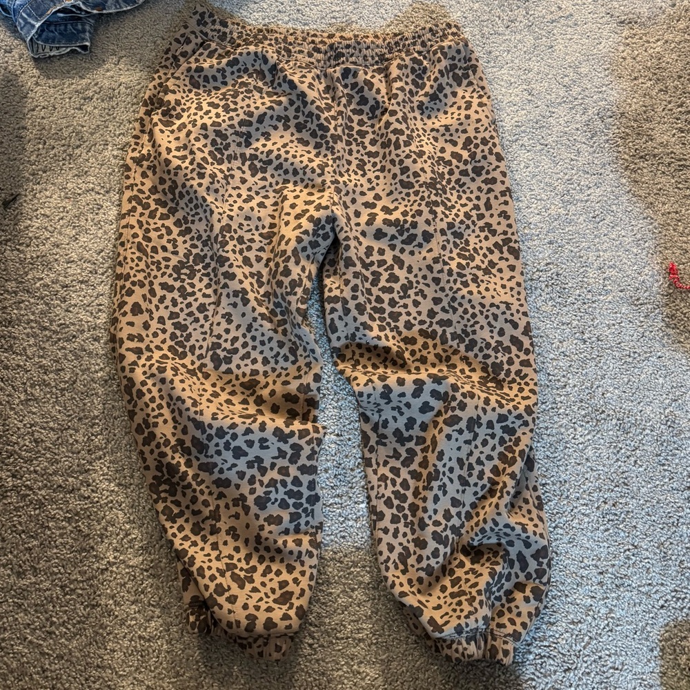 A&F YPB neoKnit leopard sweatpant XL short